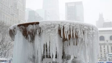 暴风雪狂袭美东 纽约州44郡进入紧急状态(组图)