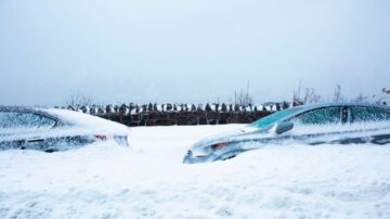 纽约降雪办年货趁早 铲雪猝死频发需警惕