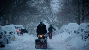 纽约降雪5年来最多 大雪冲走铲雪车