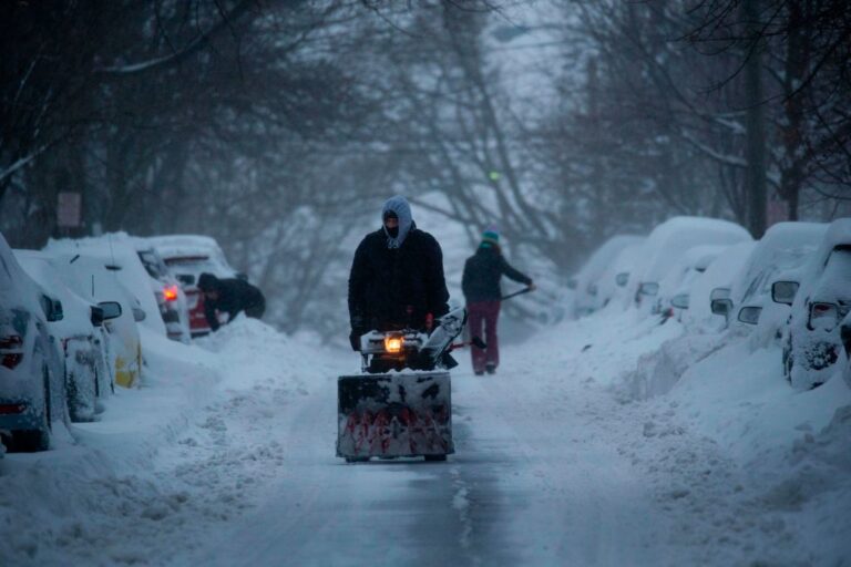 紐約降雪5年來最多 大雪沖走鏟雪車