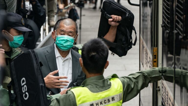 李勇：香港報業大亨黎智英的傳奇人生故事