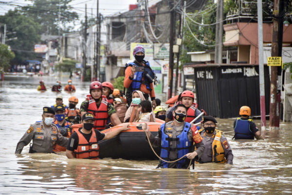 一夜豪雨成災 雅加達部分市區淹水深達2.7米