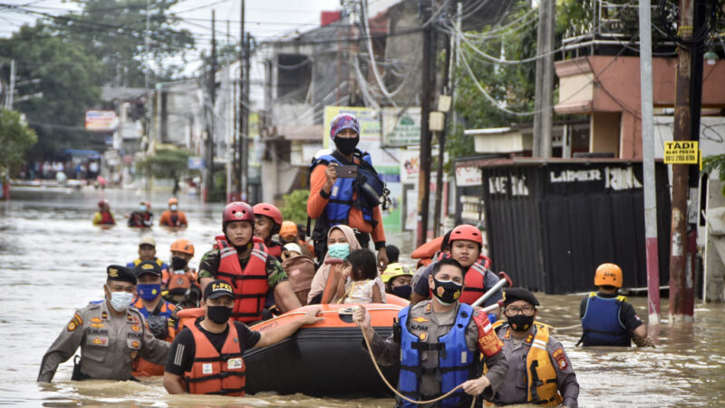 一夜豪雨成灾 雅加达部分市区淹水深达2.7米
