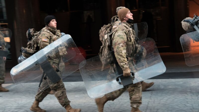 美議員曝照片：仍有國民警衛隊在冰冷停車場過夜