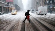 暴风雪袭击美东北部 纽约市周一停课停运