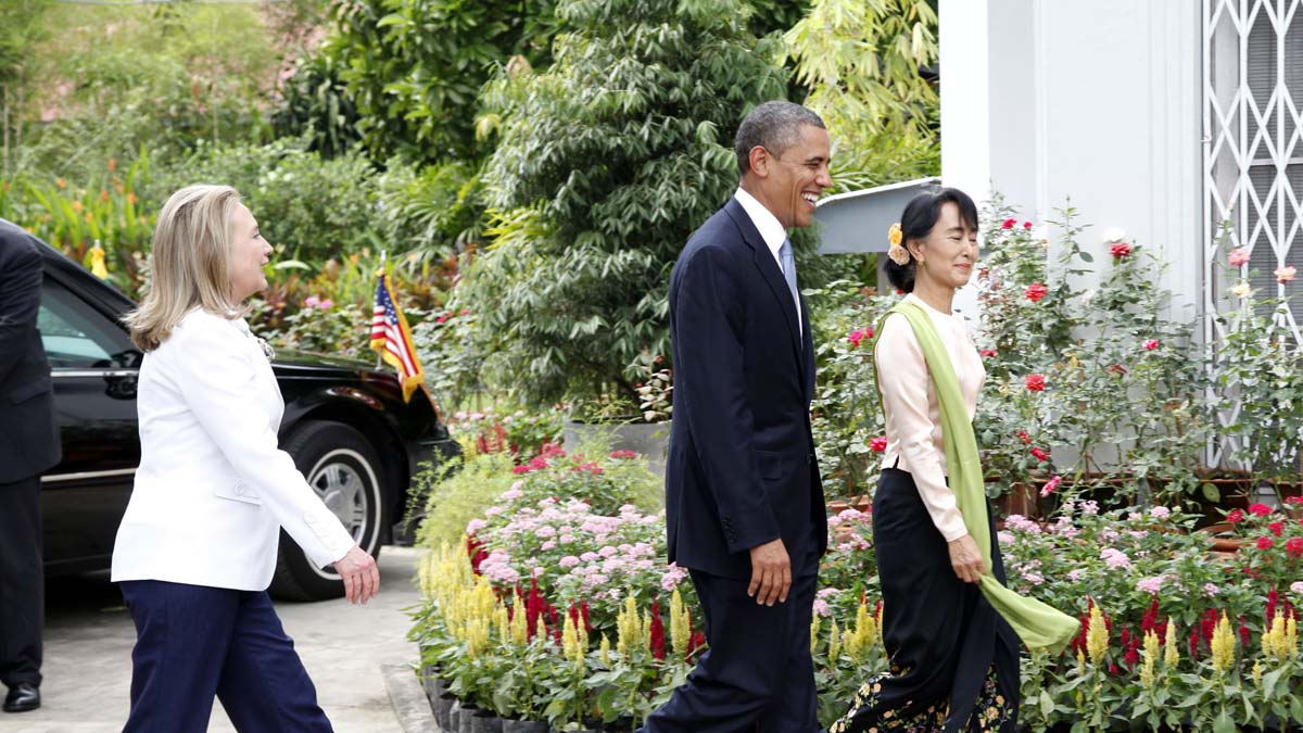 2012年11月19日,時任美國總統奧巴馬和國務卿希拉里到訪緬甸,受到昂山素季的歡迎。(NICOLAS ASFOURI/AFP via Getty Images)