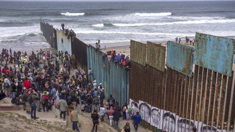 非法移民涌入美国边境  拜登忙喊：不要过来