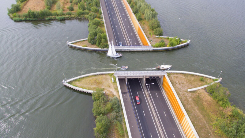 车在水下、船在桥上 荷兰水桥颠覆你的想像