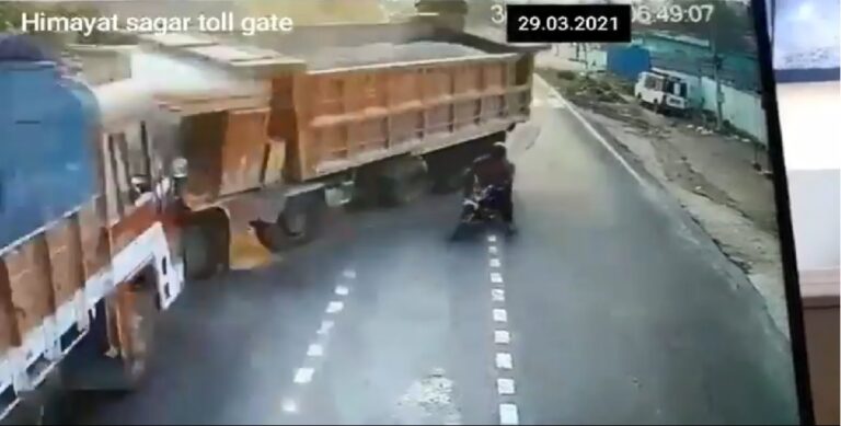 驚悚！印度騎士硬切車道 砂石車閃避不及撞上大卡車(視頻)