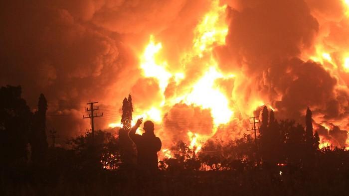 宛如煉獄 印尼西爪哇煉油廠大火 近千人急撤