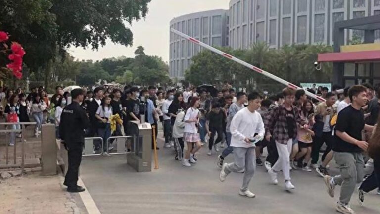 封校割韭菜引爆怒火 廣州高校學生集體衝校卡