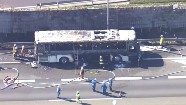 日高速道路火烧游览车26名乘客急逃生无伤亡 日本 静冈 火烧车 新唐人中文电视台在线