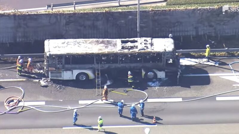 日高速道路火烧游览车 26名乘客急逃生无伤亡