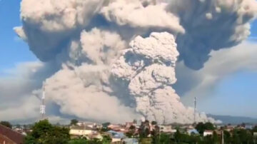 震撼！ 印尼錫納朋火山噴發 火山灰衝天5000米