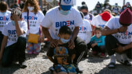 穿「拜登請讓我們進去」T恤 美墨邊境移民抗議