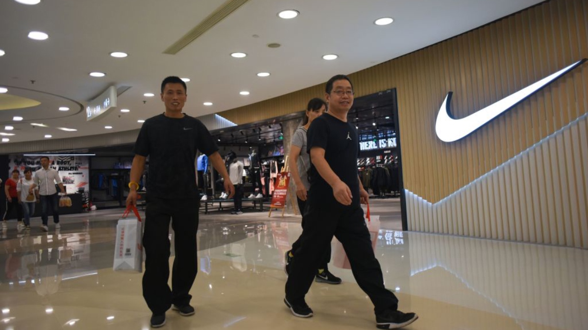 2018年9月19日,北京一家Nike(耐克)商店的顧客購物後走出店門。(WANG ZHAO/AFP via Getty Images)