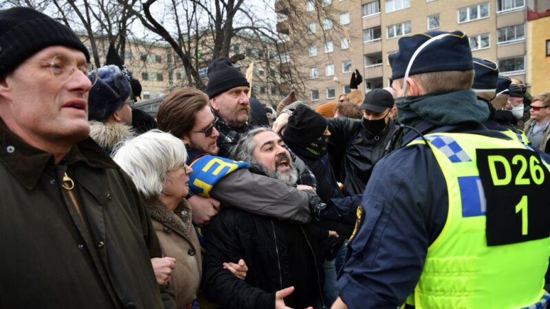 反防疫措施 瑞典人上街游行6员警受伤