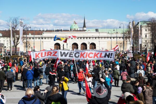 不满新防疫封锁 维也纳街头千人抗议