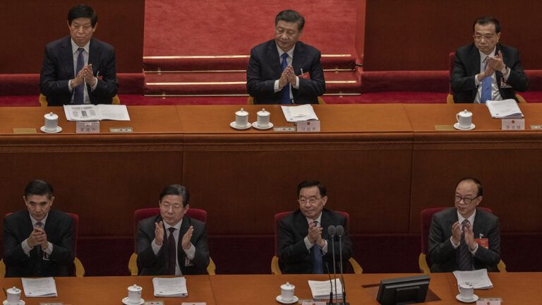 習近平兩會桌前兩茶杯引注目 學者：內部非常緊繃