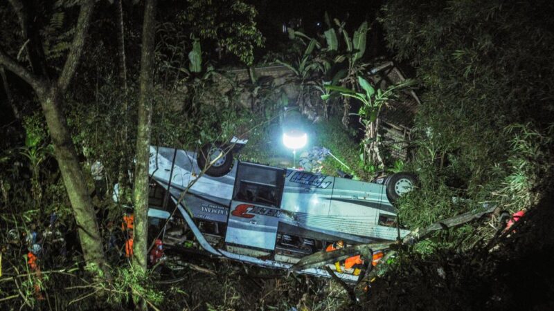 疑刹车不灵 印尼巴士坠山谷酿27死39伤