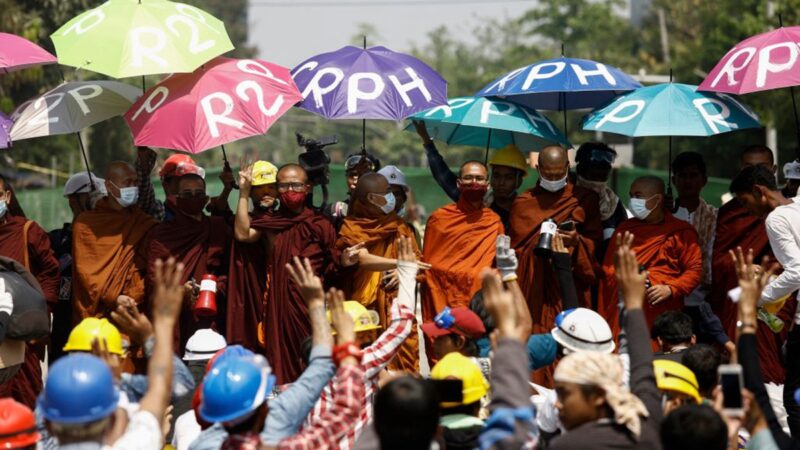 缅甸修女向警察下跪：如果你要杀人，请先杀我！