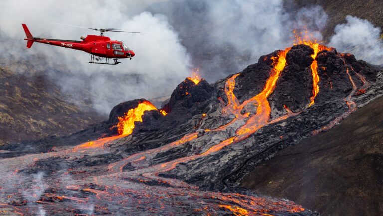 咆哮一個月 西班牙拉帕爾馬火山仍在噴發