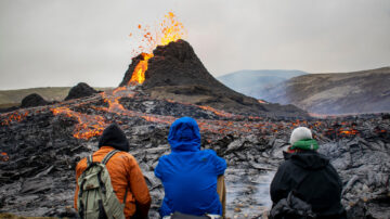 冰岛火山喷发 超近距离观赏奇异的熔岩