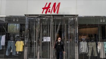 小粉紅舉牌抵制H&M 反被警方暴力押走(視頻)