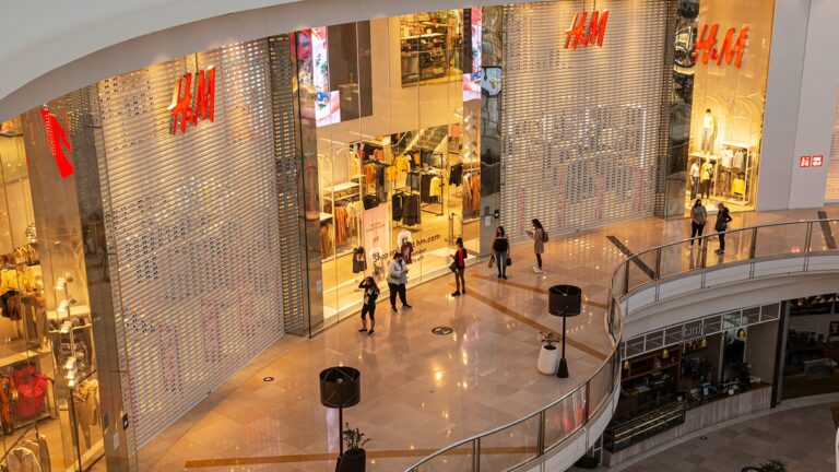 H&M遭戰狼封殺 北京實體店卻現排隊潮