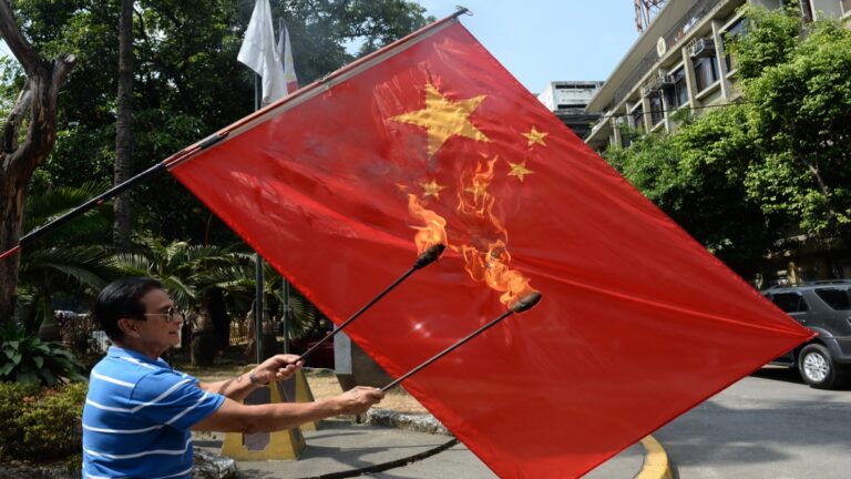 【今日點擊】中國青年被通輯怒了 擬燒中共黨旗抗議