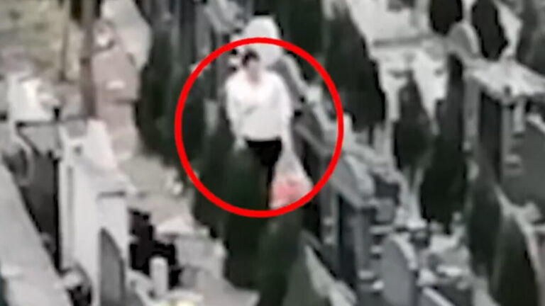跟死人搶東西！貴州女墓地偷貢品疑販賣