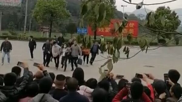 習近平福建親民露餡“喊冤女”攔車告狀被拖走(視頻) | 下跪喊冤| 便衣人員| 強行拖走| 新唐人中文電視台在線