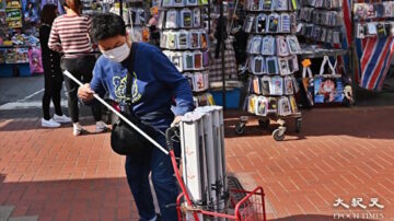 港妇听命深圳共产党 摆展版污蔑法轮功