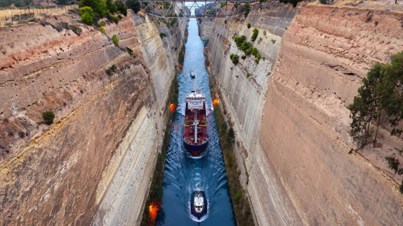 看大型游轮通行世界最深运河 惊险无比