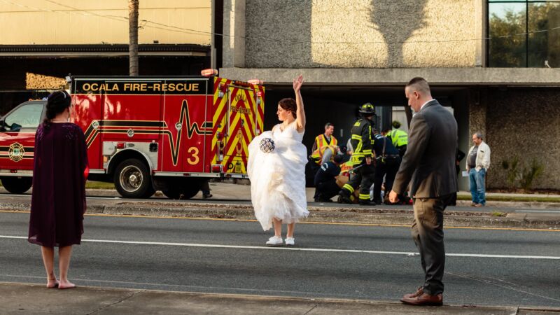 绝对美丽 女警新娘拎婚纱捧花指挥交通