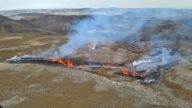 冰島火山噴發進入新階段 橘紅岩漿流入山谷(視頻)