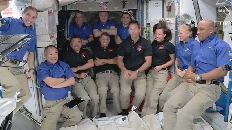 美国际太空站成功对接 神秘物体接近太空船(视频)