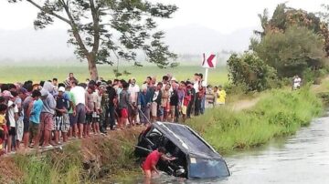 菲律賓超載休旅車衝進溝渠 釀13死含7名孩童(視頻)