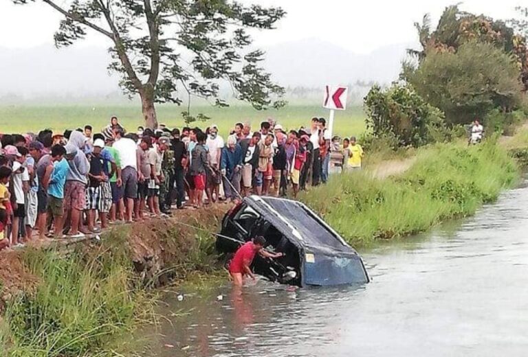 菲律賓超載休旅車衝進溝渠 釀13死含7名孩童(視頻)
