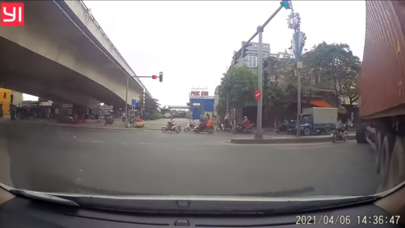 越南女骑士硬钻缝骑 遇大货车下场悲惨(视频)