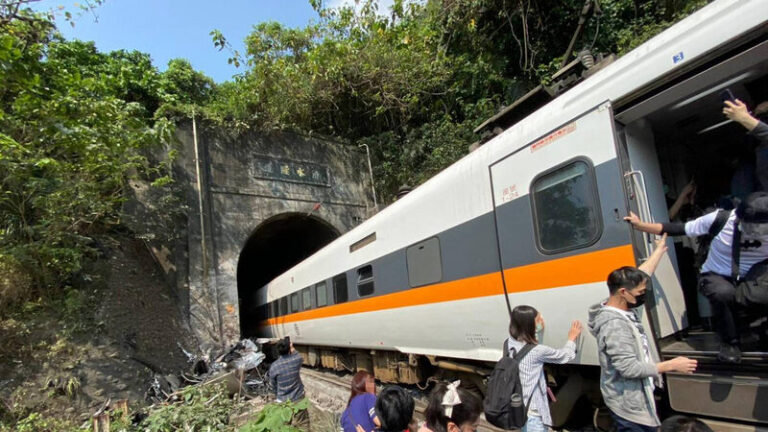 太魯閣號遭工程車撞出軌 至少51人無生命徵象