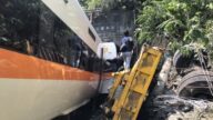 太魯閣號事故 運安會:工程車翻滾落軌 1分多鐘火車撞上