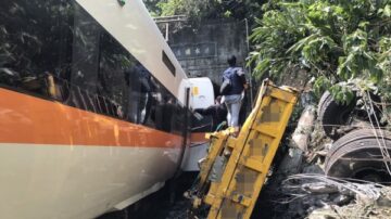 太魯閣號事故 運安會:工程車翻滾落軌 1分多鐘火車撞上