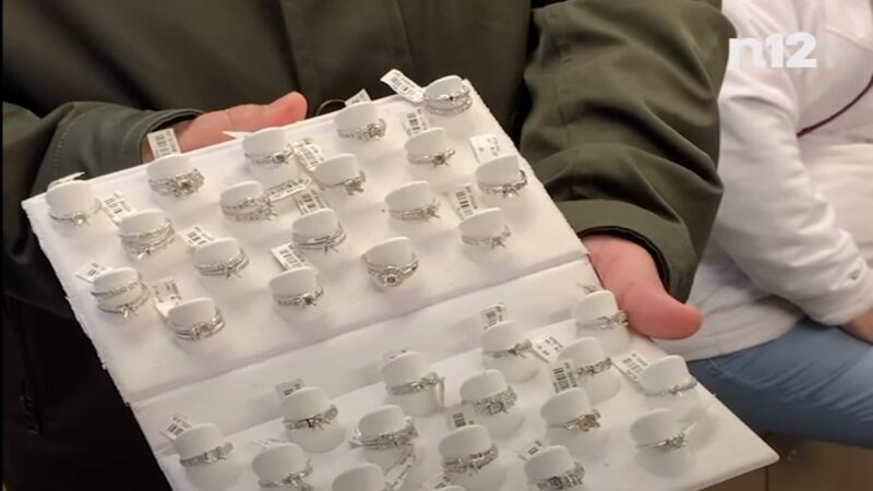 美國列車長撿到包包 赫然發現36枚閃亮鑽戒
