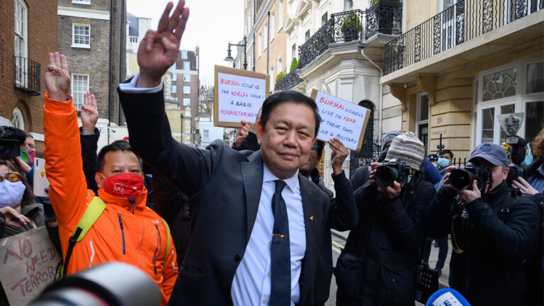 憂前緬甸駐英大使住所被襲 支持者攜胡椒噴霧保護