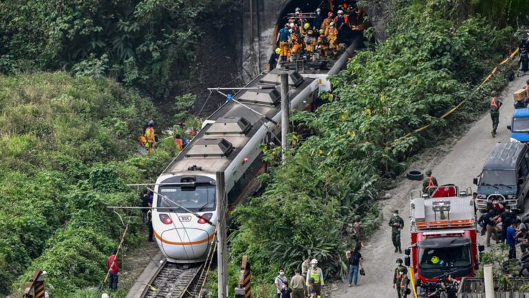 太魯閣號車廂嚴重變形 第3節拚午夜前拖出