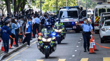 李宇轩首出庭 港警16部重机押解 下月交付高院