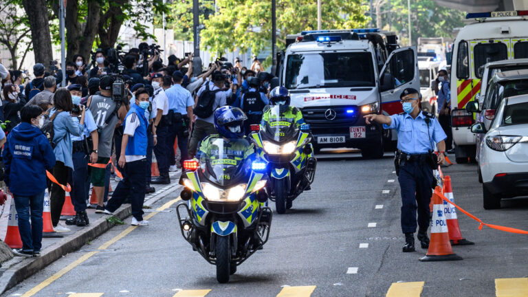 李宇軒首出庭 港警16部重機押解 下月交付高院