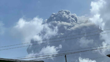 圣文森火山爆发第3天 积灰一度酿大停电