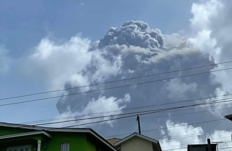 聖文森火山爆發成灰白世界 空氣瀰漫硫磺味(視頻)